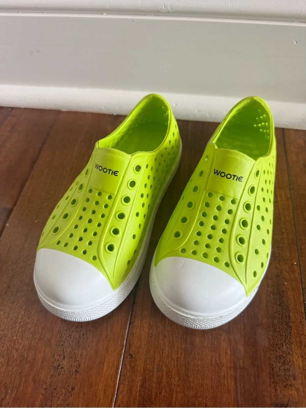 NWOT Wootie Neon Lime Green Slip-On Water Shoes Kids Size 11 (EU 30)